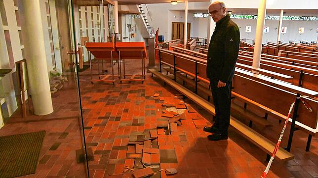 Der katholische Pfarrer Harald Dörflinger steht vor dem aufgebrochenen Boden in der St. Georgs-Kirche. Über Jahre drang Wasser im ...