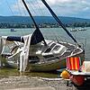 Dieses größere Segelboot ist in der Sturmnacht vor dem Campingplatz Allensbach am Ufer auf Grund gelaufen.