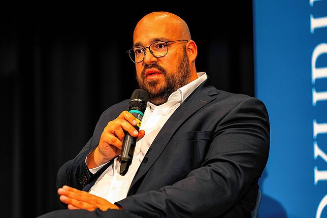Tassilo Koch bei der SÜDKURIER-Podiumsdiskussion zur Bürgermeisterwahl in der Stadthalle Hüfingen.
