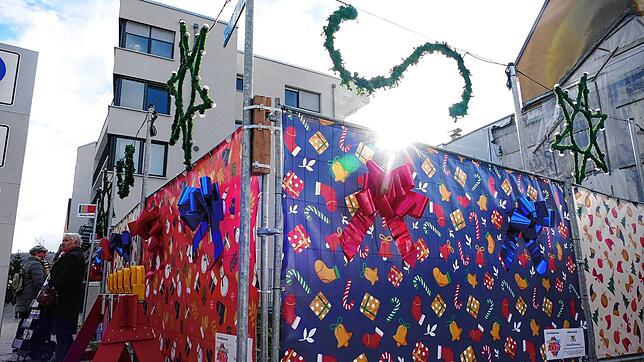 Dekoriert sieht der Bauzaun der Uehlin-Brache nett aus. Bild: Magdalena Mahler