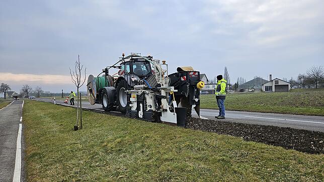 Die Stadtwerke nutzen das moderne Layjet-Verfahren, um Glasfaserleitungen auf der Insel Reichenau besonders schonend, schnell und ...