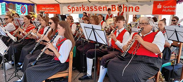 Bild 15: Am Sonntag strömen die Besucher nur so nach Meßkirch