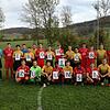 Ein klares Zeichen für den Flüchtling Buba Jaiteh setzen die Spieler der SG Riedöschingen-Fützen und des TuS Bonndorf vor ihrem ...