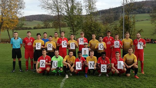 Ein klares Zeichen für den Flüchtling Buba Jaiteh setzen die Spieler der SG Riedöschingen-Fützen und des TuS Bonndorf vor ihrem ...