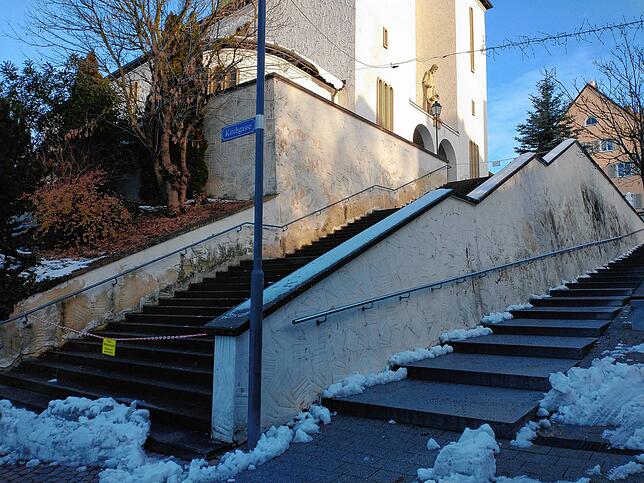 Die Treppe soll saniert und mit einem Handlauf versehen werden.