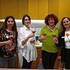 Anstoßen auf einen gelungenen Tag: Heike Maier (von links, Mitarbeiterin der Stadtbibliothek Waldshut), Yvonne Radzuweit (Leiterin der ...