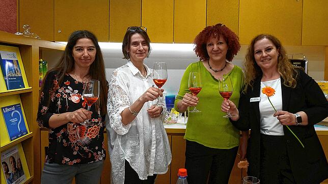 Anstoßen auf einen gelungenen Tag: Heike Maier (von links, Mitarbeiterin der Stadtbibliothek Waldshut), Yvonne Radzuweit (Leiterin der ...