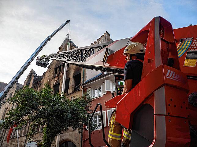 Bild 3: Die dritte Nacht des Konstanzer Großbrands: Immer wieder muss die Feuerwehr ran