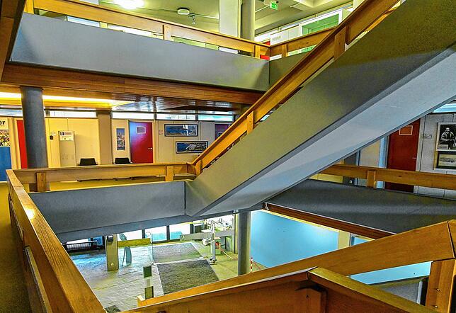 Viele Teile des Interieurs wurden von Experten als erhaltenswert eingestuft. So beispielsweise die hölzernen Handläufe im Treppenhaus. ...