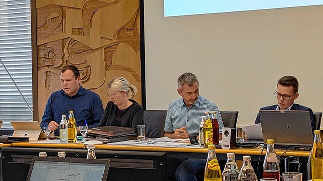 Marc Stehling stellt den Wirtschaftsplan vor, daneben Kämmerin Nadja Scheffel, Hauptamtsleiter Roland Schmeh und Bürgermeister Benjamin ...