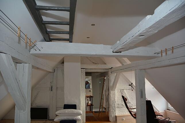 Ein Schlafzimmer im Obergeschoss des denkmalgeschützten Gebäudes.