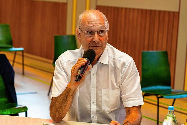 Peter Hellstern vom Verein zur Hagelabwehr Südwest erklärt dem Gemeinderat die Arbeitsweise des Hagelabwehrflugzeugs.