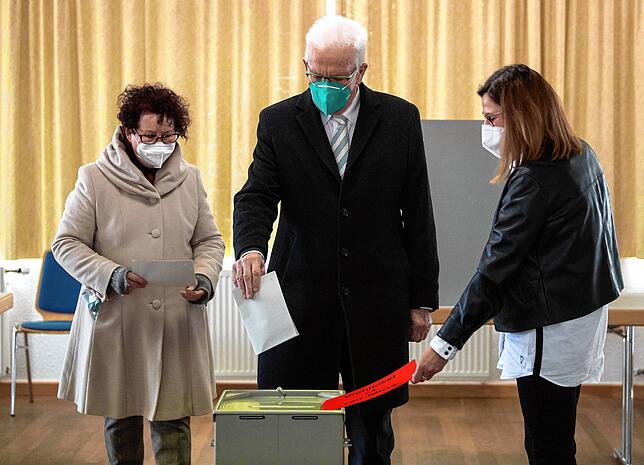 Kretschmann und seine Frau Gerlinde geben ihre Stimme nicht in Stuttgart, sondern in Sigmaringen ab.