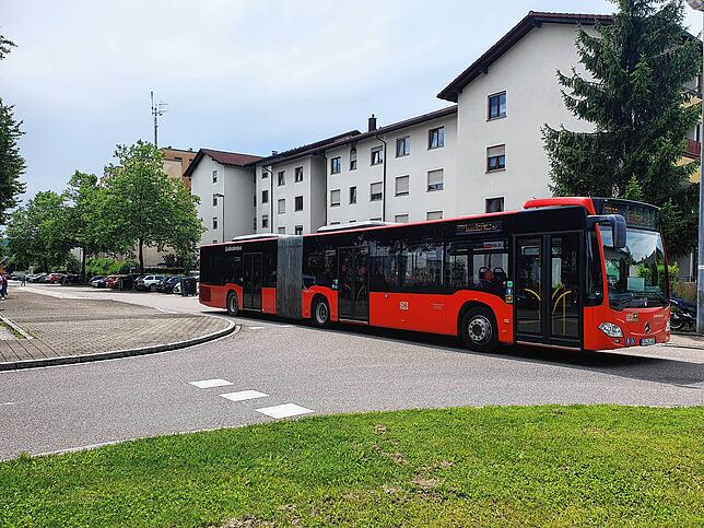 Ein roter Bus der SBG auf der Waldshuter Aarberg-Linie. Am Montag, 27. März, streikt die SBG.