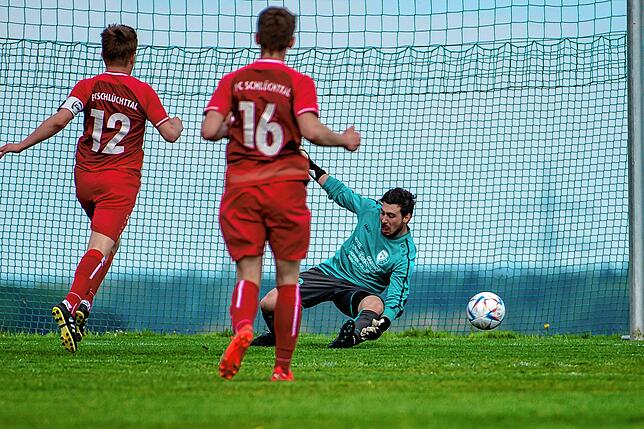 Bild 33: FC Schlüchttal gewinnt Spitzenspiel gegen SV Blau-Weiß Murg mit 2:1 &ndash; und wir haben Bilder!
