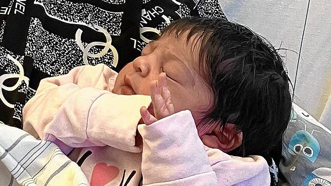 Das Jahr ist noch keine zwei Stunden alt, als in Konstanz Baby Viyan zur Welt kommt. Neben Mama und Papa freuen sich auch ihre beiden ...