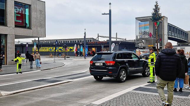 Die Verkehrskadetten Konstanz-Hegau lenken an Hochlasttagen den Verkehr in der Stadt, hier beim Lagokreisel.