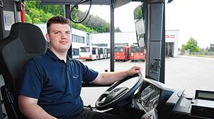 Sitzt liebend gern hinterm Steuer: Leon Völz aus Görwihl ist erst 20 Jahre alt und hat als Busfahrer im Kreis Waldshut seinen Traumjob ...