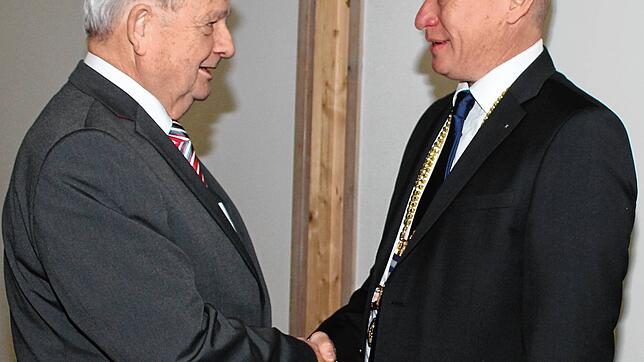 Vor zwölf Jahren hat Markus Hugger (rechts) Helmut Mahler als Immendinger Bürgermeister abgelöst, jetzt braucht die Gemeinde auch für ...