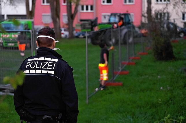 Unter Polizeischutz: Nicht nur beim Aufbau des Zauns, auch während des gesamten Wochenendes waren Beamte rund um das Atrium im Einsatz.