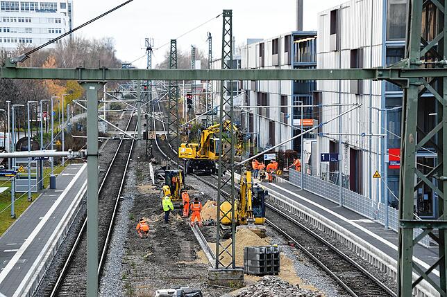 Anfang Dezember sind auf den Gleisen des Bahnhofs Petershausen noch schwere Maschinen im Einsatz.