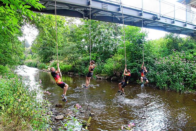 Rund um das Römerbad in Hüfingen trainieren die Bähringer Wildsaue für die Weltmeisterschaft. Hier klettern sie fünf Meter lange Seile ...