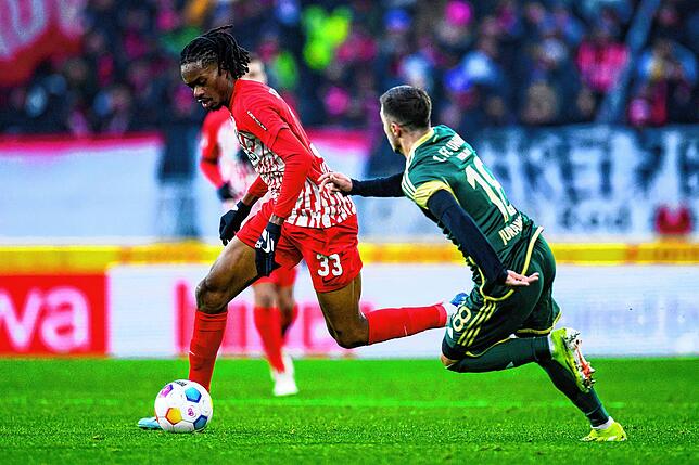 Freiburgs Jordy Makengo (l) in Aktion gegen Union Berlins Josip Juranovic (r).