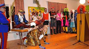 Beste Unterhaltung beim Bürgerball im Sauldorfer Ortsteil Boll: Elferrats-Mitglieder und Narrenpolizist Juliano Cireddu nehmen diverse ...