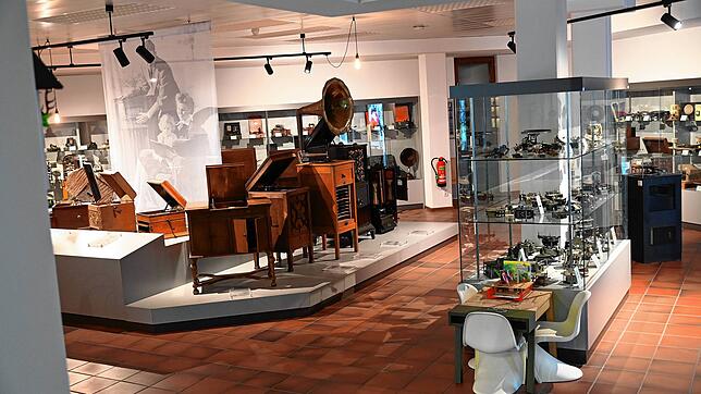 Dem Neonröhrenflair entronnen ist mit der Neugestaltung das Deutsche Phonomuseum. Im Bild Musiktruhen der 1920er Jahre und in der ...