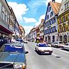 So sah die Oberstadt vor der Sanierung aus. Die Hauptstraße war in beide Richtungen offen und hatte an beiden Seiten durchgehen Parkplätze.