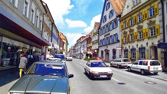 So sah die Oberstadt vor der Sanierung aus. Die Hauptstraße war in beide Richtungen offen und hatte an beiden Seiten durchgehen Parkplätze.