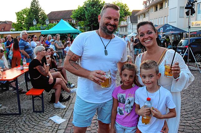 Oli Brandner, sowie Vanessa Bodenmüller mit den Kindern Emma und Max, genießen den Ausflug auf das Stadtfest.
