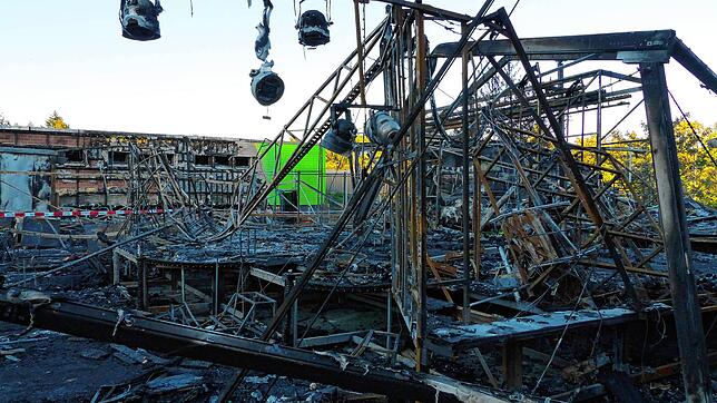 Der beschädigte Bühnenbereich des Varieté-Theaters, im Hintergrund die Fassade des Vereinsheims des VFC Neuhausen am Rheinfall, auf ...