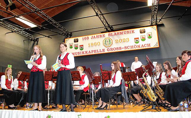 Die Musikkapelle Großschönach spielt ein abwechslungsreiches Konzert, bei dem auch mitgesungen werden darf. Unser Bild zeigt die Musiker ...