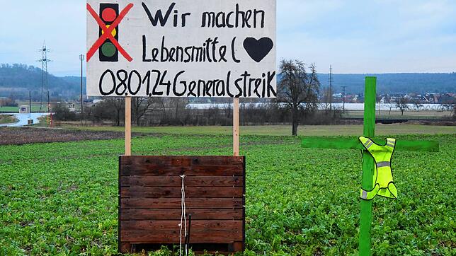 In Mühlhausen-Ehingen wird sich die Protestaktion der Hegauer Landwirte am Montag zentrieren. Schon jetzt steht ein Protestschild auf ...
