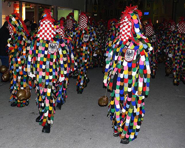 Das Häs des Stegstreckers ist ganz bunt. Lediglich die Stoffmaske ist in den Stadtfarben von Pfullendorf, in Rot und Weiß gehalten.
