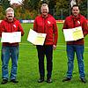 Fußball-Bezirksvorsitzender Uwe Sütterlin aus Eimeldingen zeichnete auf der Sportanlage des FC Bergalingen die langjährig ehrenamtlich ...