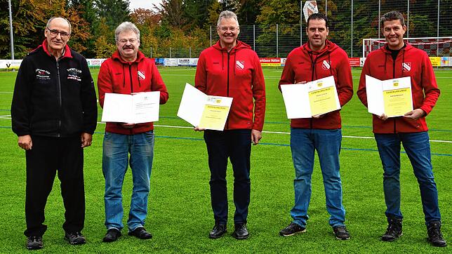 Fußball-Bezirksvorsitzender Uwe Sütterlin aus Eimeldingen zeichnete auf der Sportanlage des FC Bergalingen die langjährig ehrenamtlich ...