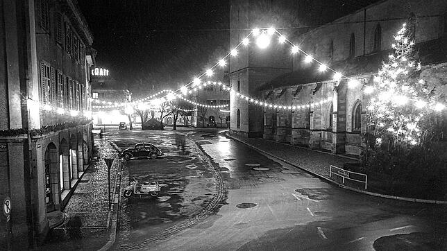 Der heutige Radolfzeller Marktplatz zur Weihnachtszeit in den 1950er-Jahren.