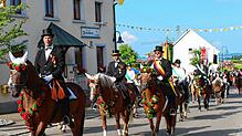 Rittmeister Stefan Jäger führt traditionell den Ritt durch die Gemeinde an.