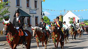 Rittmeister Stefan Jäger führt traditionell den Ritt durch die Gemeinde an.
