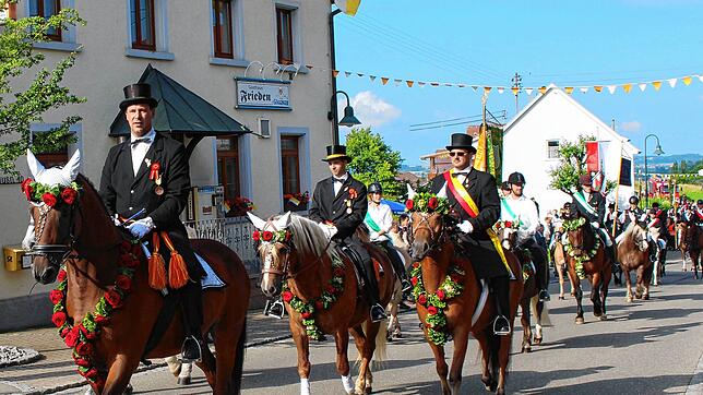 Rittmeister Stefan Jäger führt traditionell den Ritt durch die Gemeinde an.