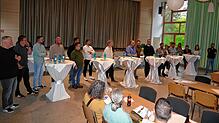 Die Kandidatinnen und Kandidaten präsentieren sich einem interessierten Publikum und stehen für Fragen und Antworten zur Verfügung.