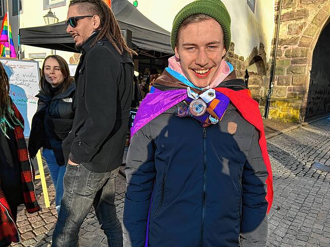 Mit der Pride-Flag, der Regenbogenflagge für Vielfalt und Gleichberechtigung: Elias Wenzler von der Seebrücke VS ist den ganzen Tag ...