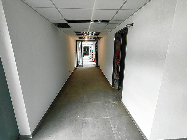 Malerarbeiten haben teils schon stattgefunden, wie ein Blick in einen Gang des Neubaus zeigt.
