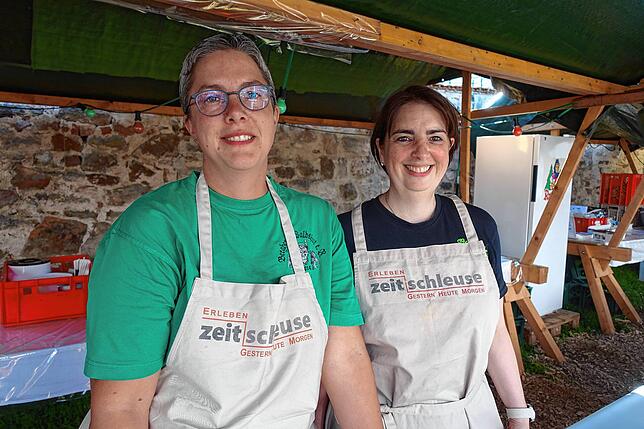 Daniela Hirschberger und Marina Eiskolb (von links) halfen am Bewirtungsstand.