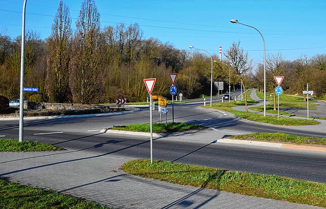 So sieht die Stelle heute mit dem Rißtorf-Kreisel aus. Im Hintergrund in Richtung Nenzingen ist derselbe Kamin zu sehen.