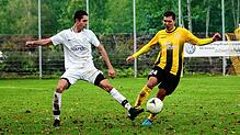 Sowohl Mika Geiger (links) von der SG Dauchingen/Weilersbach als auch Obereschachs Fabian Mauch gehen zum Ball. Die SG behielt im ...
