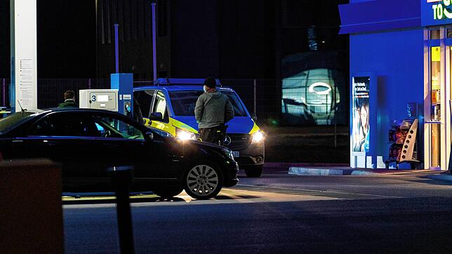 Die Polizei ist am Freitagabend bei der Aral-Tankstelle beim Klosterhof präsent. Mit einem Großaufgebot werden beliebte Treffpunkte der ...