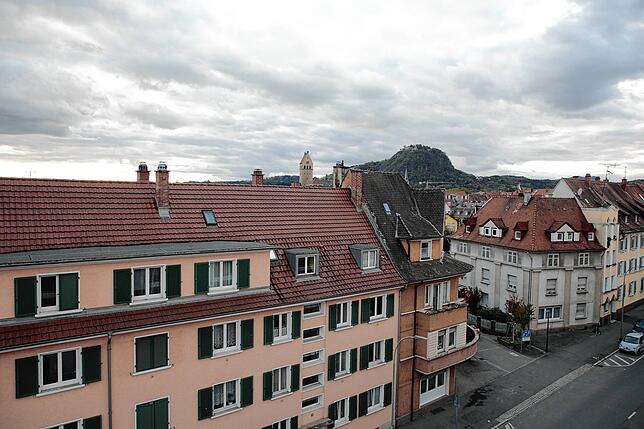 Alle Wohnungen bieten einen Ausblick zur Straße und zum Garten. Hier der Blick auf die Praxedisstraße mit dem Hohentwiel im Hintergrund.